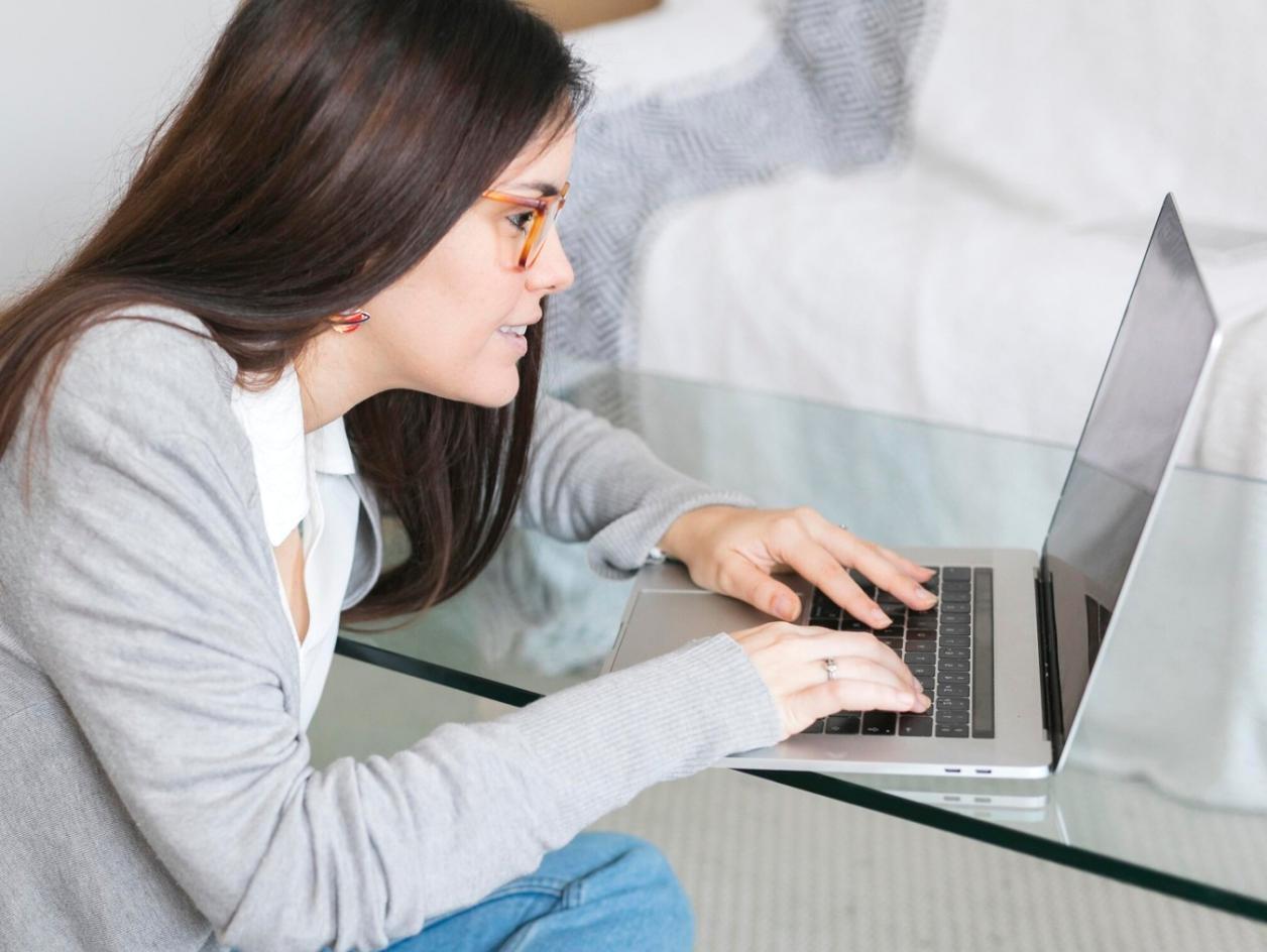 Profesional analizando modelos financieros complejos en pantallas múltiples